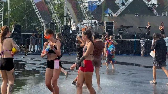 Songkran//Сонгкран. Мокрые девки, люди обливают друг друга водой! Самый веселый праздник Таиланда