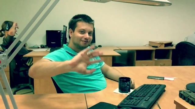 Паша улыбается и машет смотреть онлайн