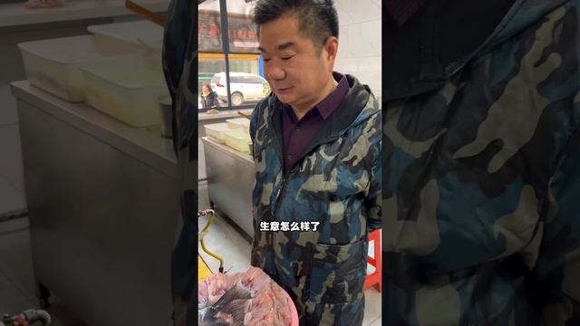湖北公安小县城，特色美食，进货4元一个卖12，每天都不够卖，很多外地人开车来吃，偶遇喝早酒大哥，一壶酒都喝完了#早酒#舌尖美味