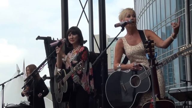 Lorrie Morgan & Pam Tillis - Candy Kisses/ Burning Memories смотреть онлайн