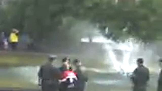 Мужик в фонтане