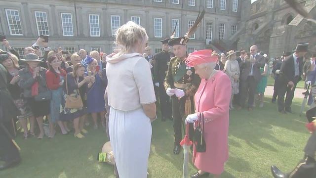 The Queen hosts annual garden party in Edinburgh смотреть онлайн