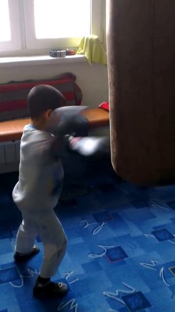 Вьетнамчик лупит грушу (дцп ему не помеха)) смотреть онлайн