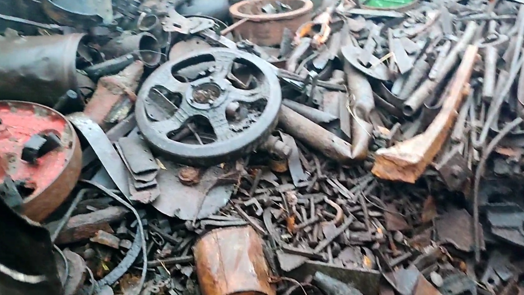 С этой деревни мы вывезли не одну тонну металла!!! смотреть онлайн