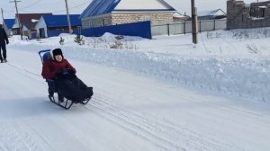 Видео от пользователя спецсанями (санки специальные для детей и взрослых с ДЦП)