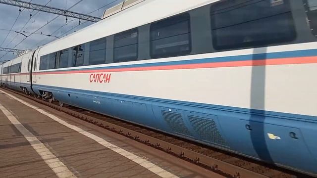 Сдвоенный поезд "Сапсан" проносится через Дорошиху смотреть онлайн