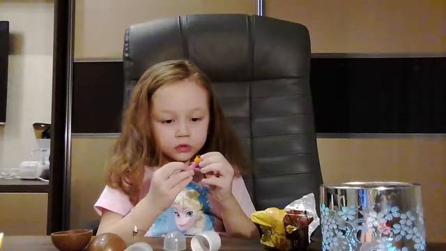 Красавица Арина Солнышко Принцесса открывает Чупачупс смотреть онлайн