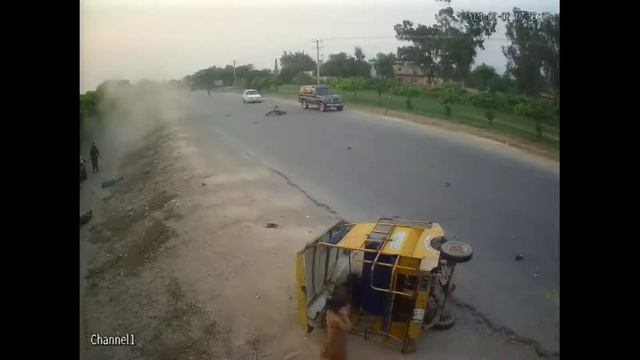 CCTV Camera | CCTV Footage Of Car And Rikshaw Accident In Faisalabad  Pakistan