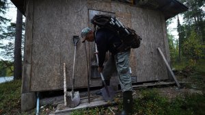 Нашёл избушку. Поход на озеро. Ночь в чужой избе. Хариус на рожне.