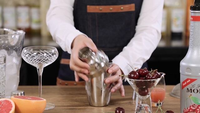 Urban Aperol Spritz with Le Fruit de MONIN Cherry English смотреть онлайн