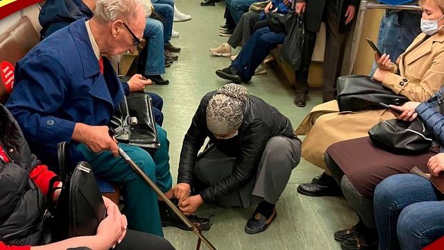 ЯК ЗАНИ МУСУЛМОН БО РАФТОРАШ ДАР ВАГОНИ МЕТРО ҲАМАРО БА ВАҶД ОВАРД смотреть онлайн