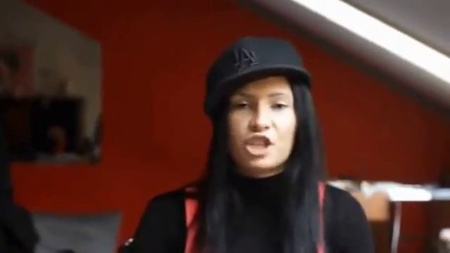Девушка очень быстро читает реп... смотреть онлайн