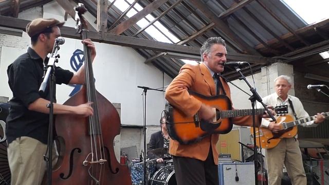 Jake Calypso and his Red Dots - Barnabus Open Barn - Full HD - MAH00972 смотреть онлайн
