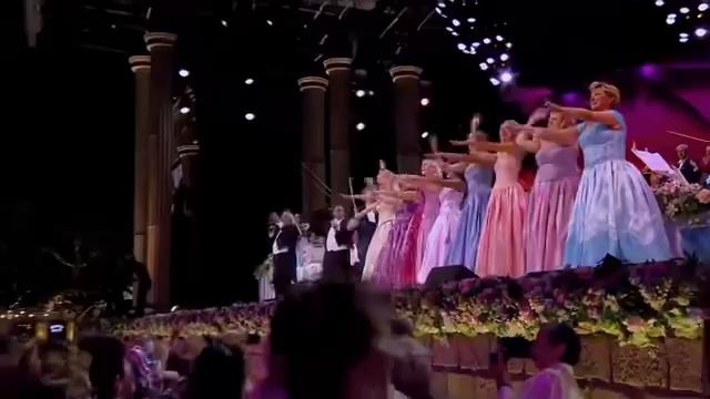 Macarena Los Del Rio & André Rieu -M.B смотреть онлайн