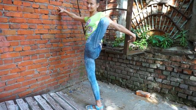 Yoga contortion. Frontbend. Leg behind back. Extreme yoga poses. Extraordinary yoga model. Flexshow смотреть онлайн