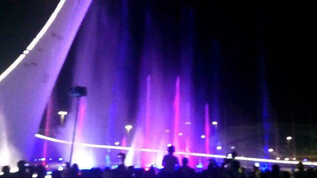 Поющие фонтаны в Олимпийском парке 2016.08.11 20:47:47 смотреть онлайн