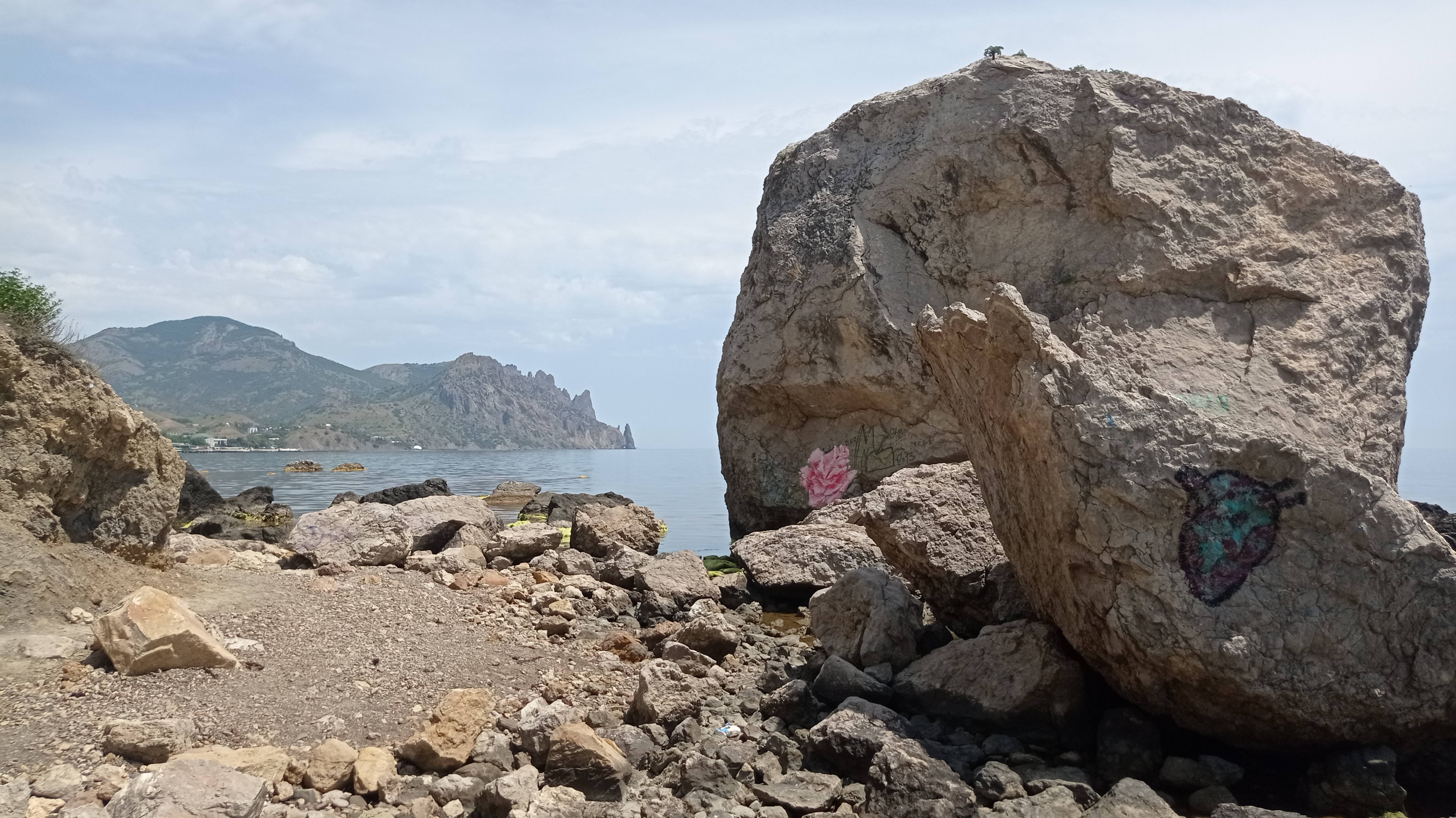 Крымский пляж без комплексов у скалы Арбуз.Курортное. смотреть онлайн