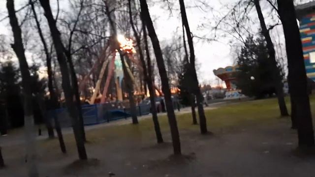 ПРОГУЛКА В ПАРКЕ 🎠 ВЕЧЕР 🌙 ДОМ ПЕРЕВЕРТЫШ 🙃 смотреть онлайн