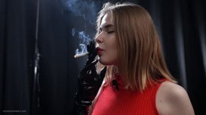 Девушка курит Yana