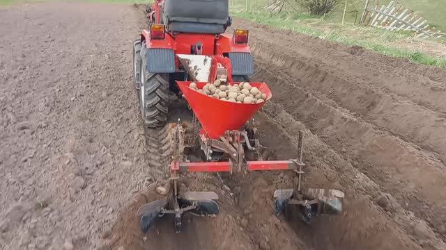 Вспашка огорода, посадка картошки самодельным мини-трактором. смотреть онлайн