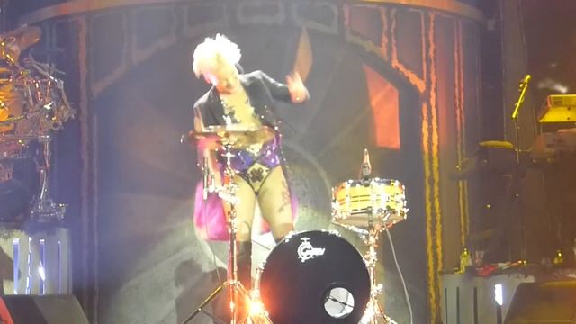 P!nk - Are we all we are intro Schlagzeug - Hannover Tui Arena смотреть онлайн