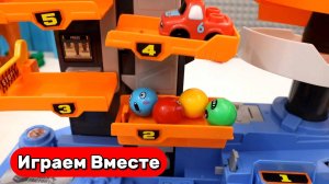 Играем в игрушки вместе ! Строим интересные горки для машинок и шариков ! Видео для детей