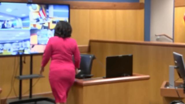 Fani Willis walks in court to testify in hearing on motions to disqualify her from Trump case смотреть онлайн