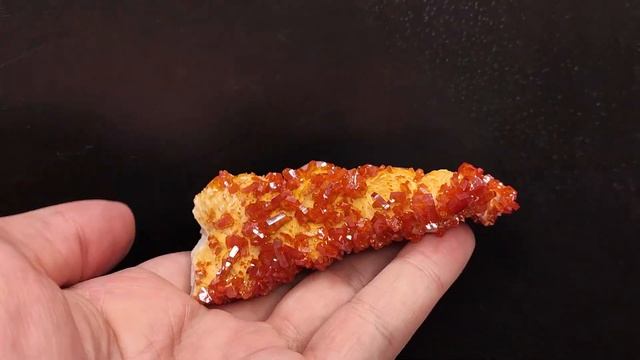 Ванадинит, кристаллы на матрице. Марокко смотреть онлайн