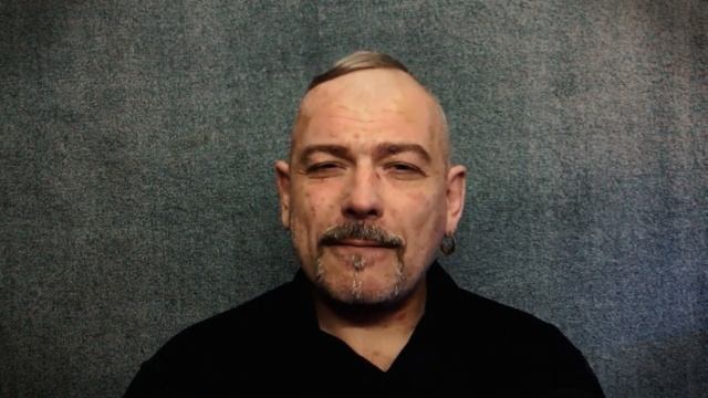 Володимир Поводир читає вірш 