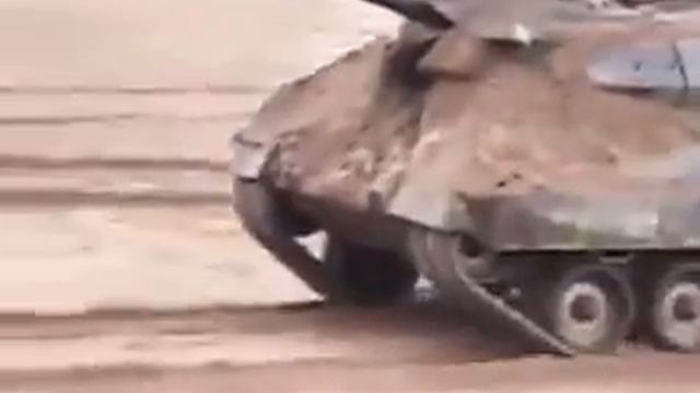 Леопард-2 преодолевает вал