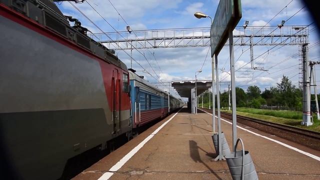 ЭП20-028 с поездом" Янтарь" №029Ч Москва-Калининград станция Петелино 17.06.2015 смотреть онлайн