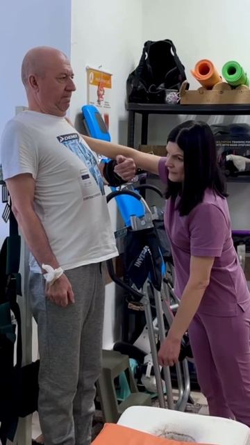 Занимаемся с экзоскелетом с пациентом после инсульта