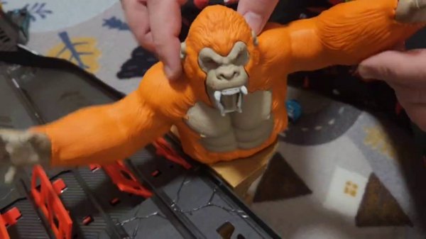 Большая горилла переворачивает тачки хотвилс Danila M.