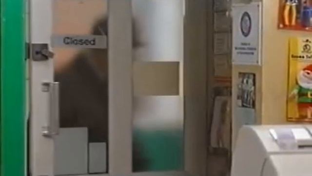 Coronation Street - Chesney gets injured stealing sweets 12/01/04 смотреть онлайн