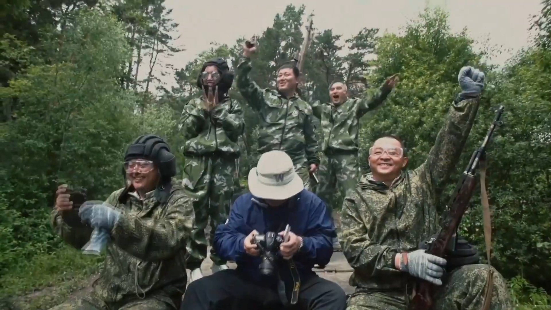 Полёт на вертолёте и катание на танках в Подмосковье | Captour смотреть онлайн