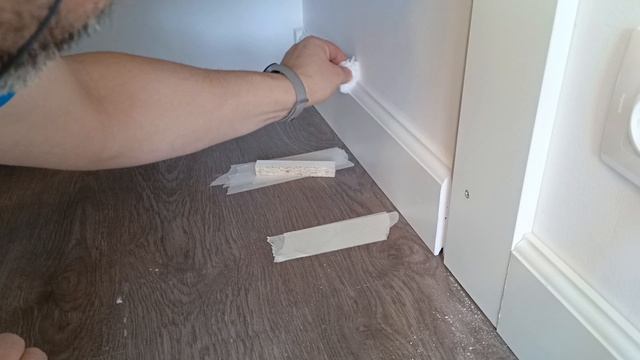 Приклеиваем плинтус МДФ к стене смотреть онлайн