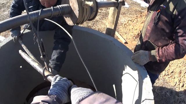 как опустить большое бетонное кольцо вручную в колодец смотреть онлайн