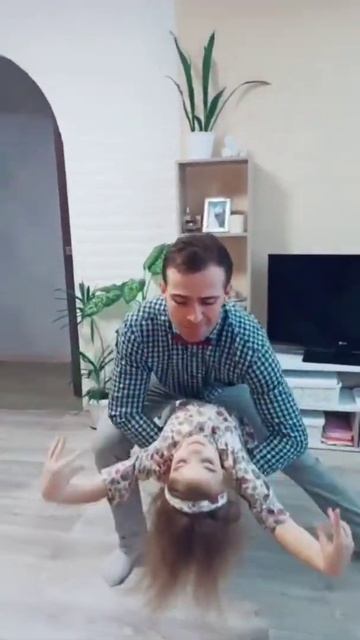 #shorts Смешные кошки.Танец отца и дочери. смотреть онлайн