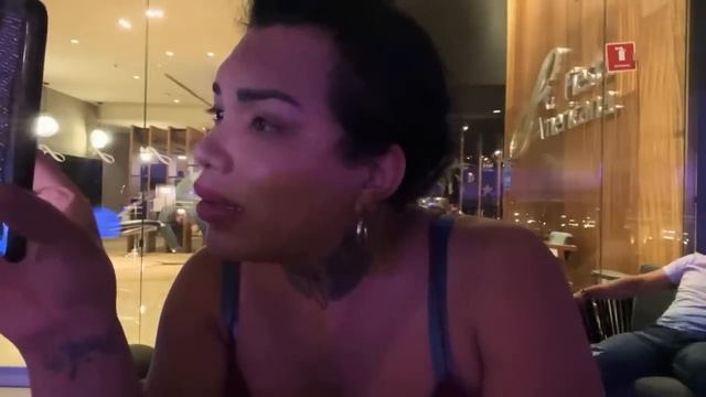 Hola cómo están en la terraza del hotel con Úrsula смотреть онлайн