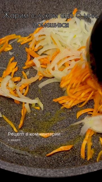 Тушеная картошка на сковороде / Тушеная картошка с мясом и овощами на плите смотреть онлайн