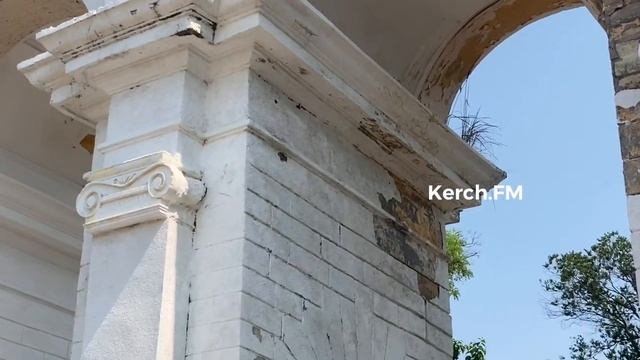 Арка в Приморском парке продолжает осыпаться