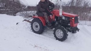 Чистка снега самодельным мини-трактором, грейдерным отвалом.