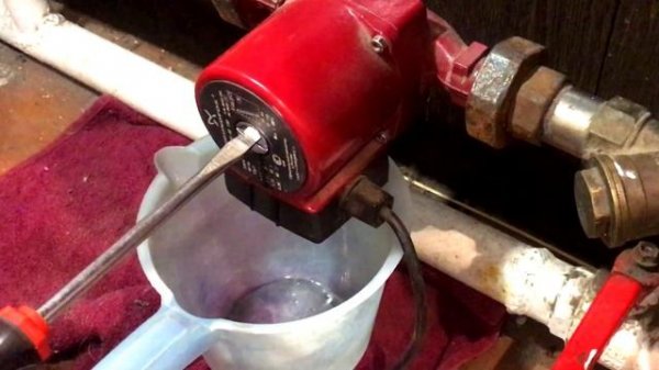 как спустить воздух  с насоса