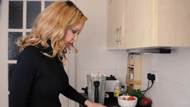 Douvall's Makes Raw Vegan Pancakes! wheat/dairy/egg free. Easy recipe and healthy смотреть онлайн