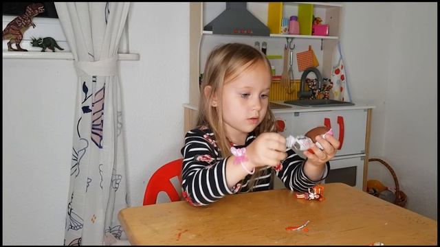 Полинка открывает 5 киндер сюрпризов Enchantimals