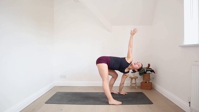 25-МИНУТНАЯ ЙОГА ДЛЯ ЗАНЯТЫХ ДНЕЙ | Расслабься смотреть онлайн