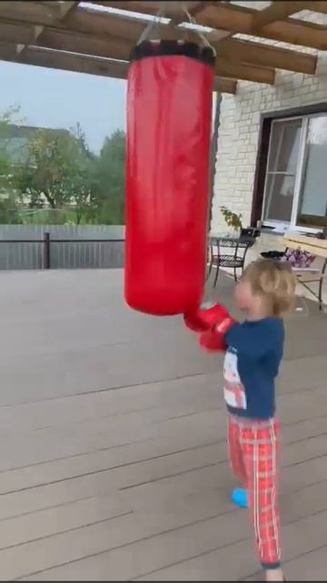 Тренировка на террасе, груша 25 кг, Саша 24 кг, спортсмены Лунёво, #бокс #котельников смотреть онлайн