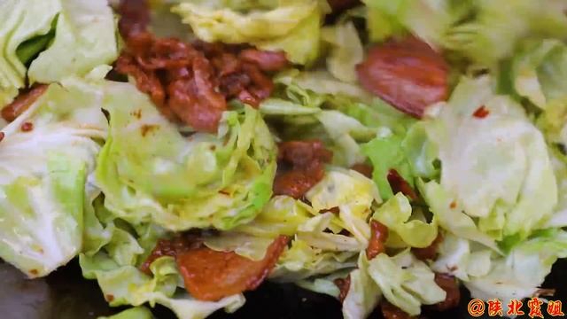 【陕北霞姐】妹夫帮干活，霞姐在家做手撕包菜吃，特别下饭，妹夫说这么香的菜差点喂了猪！ смотреть онлайн