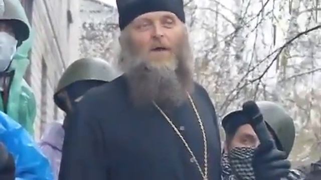 Батюшка на баррикадах смотреть онлайн