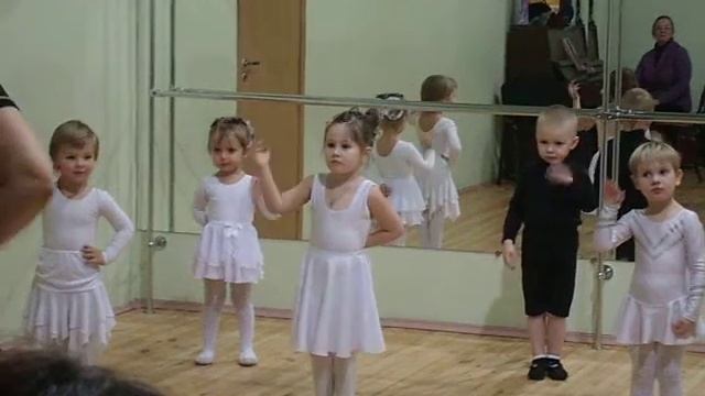 Милана танцует 